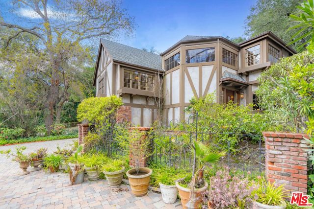 3041 E Chevy Chase Drive, Glendale CA: https://media.crmls.org/mediaz/9b1b4f70-f49f-4cbf-8282-1b937b6ed67e.jpg