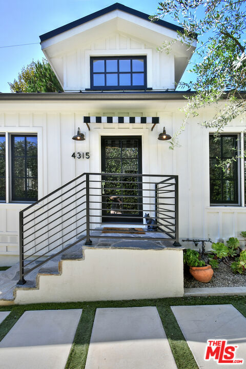 4311 Finley Avenue, Los Angeles CA: https://media.crmls.org/mediaz/9b1b61b4-db25-471c-9d1f-6094c8b7c687.jpg