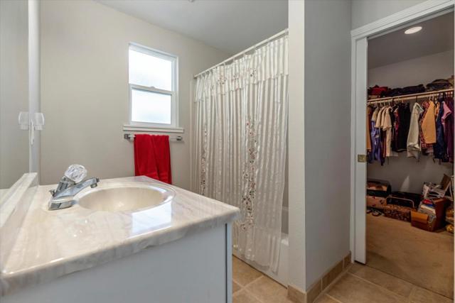 820 Comstock Road, Hollister CA: https://media.crmls.org/mediaz/9b1b7806-c8dc-4901-9454-f41ebbe61042.jpg