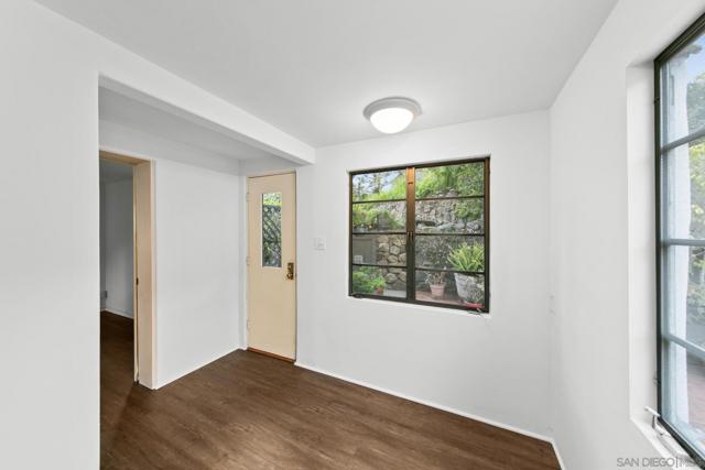 7520 Hillside Dr, La Jolla CA: https://media.crmls.org/mediaz/9b1ca716-d46a-4b4d-92bf-3f4719598ed8.jpg