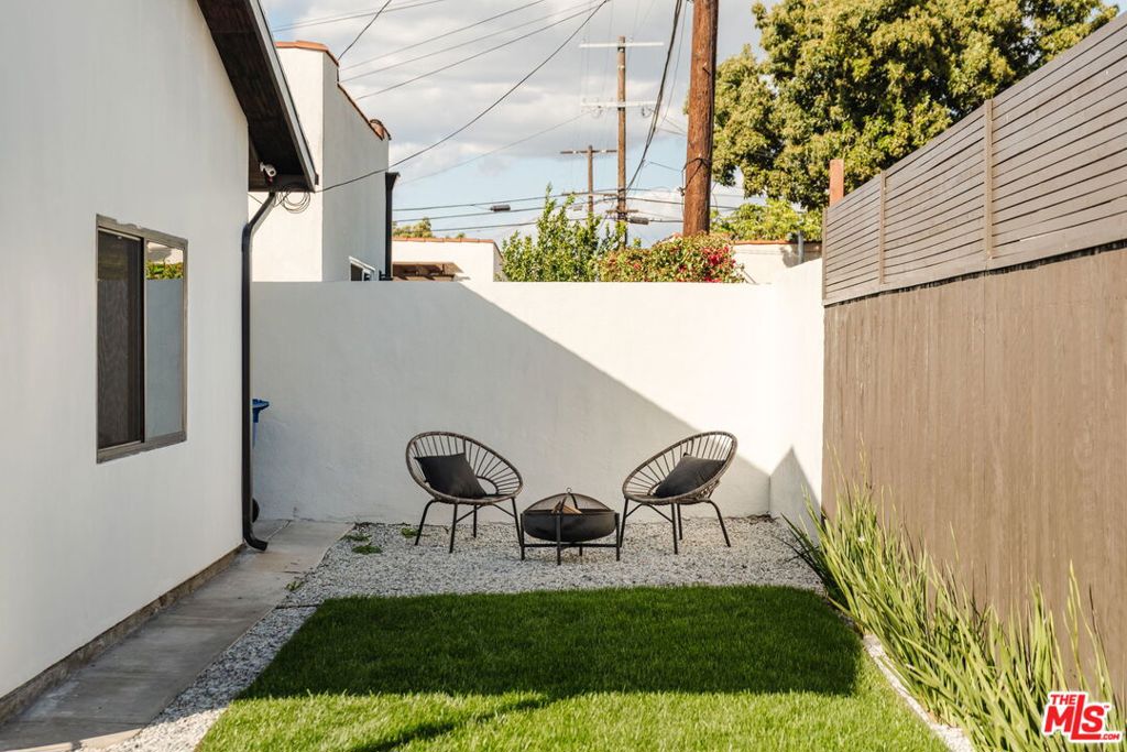 https://media.crmls.org/mediaz/9b1dcaeb-0f89-44a2-9a5b-554c137a25b8.jpg?preset=X-Large