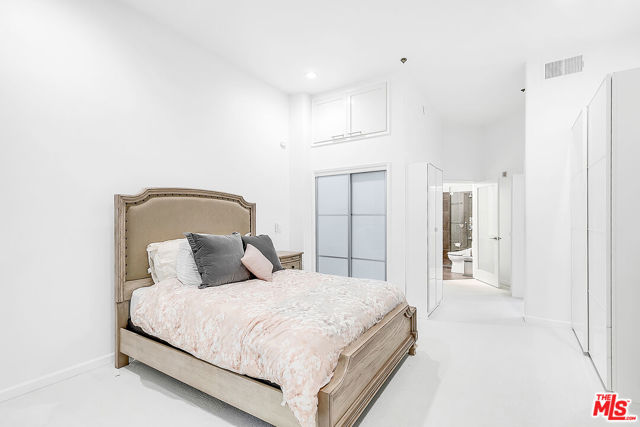 840 N Croft Avenue, Los Angeles CA: https://media.crmls.org/mediaz/9b1ea5ac-1efc-41d1-8c22-8b8c66c1f22e.jpg
