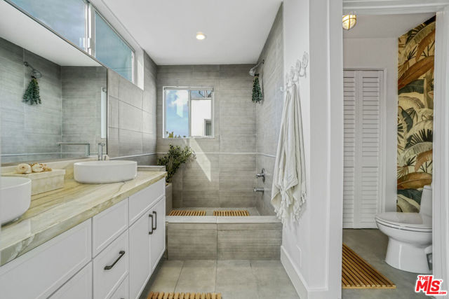 657 Mildred Avenue, Venice CA: https://media.crmls.org/mediaz/9b1f32c6-34cd-4857-9624-75d00c4c4255.jpg
