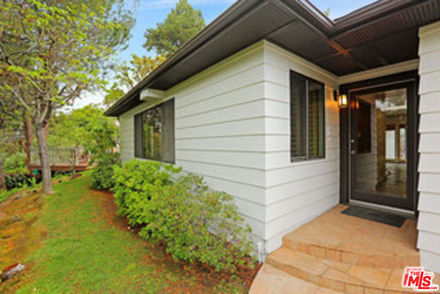 8049 Briar Summit Drive, Los Angeles CA: https://media.crmls.org/mediaz/9b1f3690-0ad3-46d3-97f7-2e2ada071418.jpg