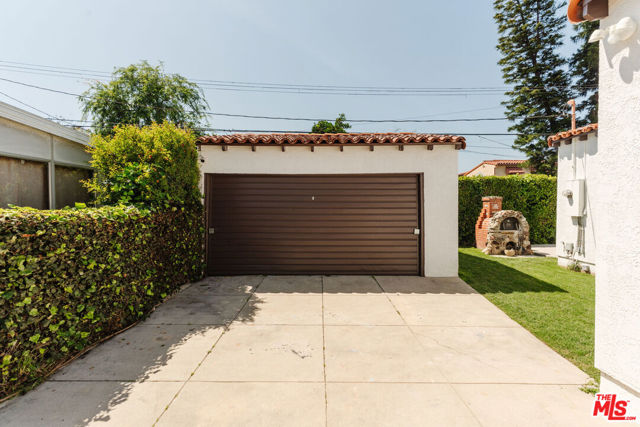 3975 Sutro Avenue, Los Angeles CA: https://media.crmls.org/mediaz/9b1fa2e9-d09e-457c-80b7-26ececf818c8.jpg