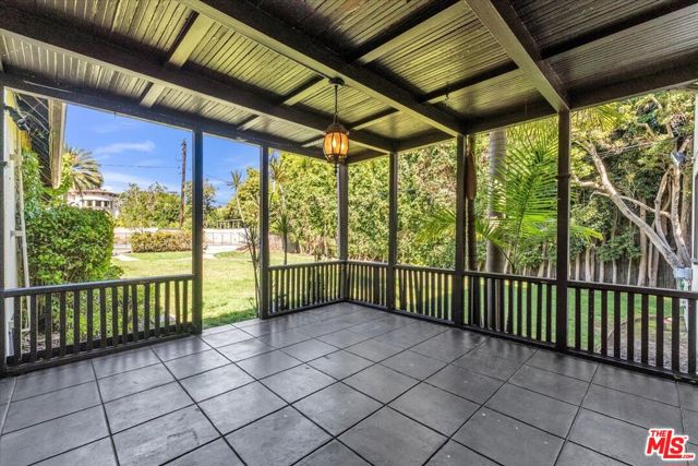 626 N Canon Drive, Beverly Hills CA: https://media.crmls.org/mediaz/9b20f5e9-c0bb-4885-980a-395e817c148b.jpg