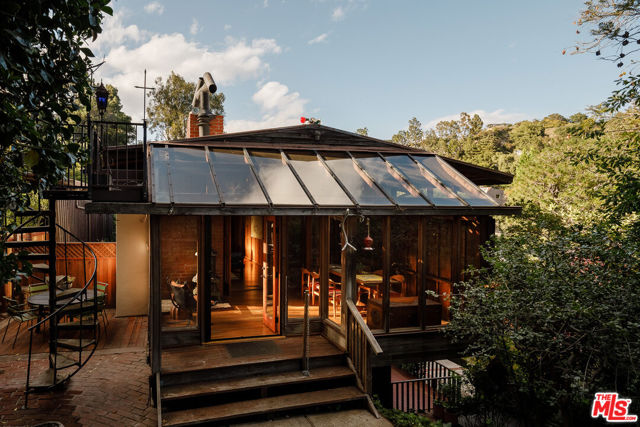 10412 Hebron Lane, Los Angeles CA: https://media.crmls.org/mediaz/9b212741-638d-4b6e-9e37-8b1d16ca30d1.jpg