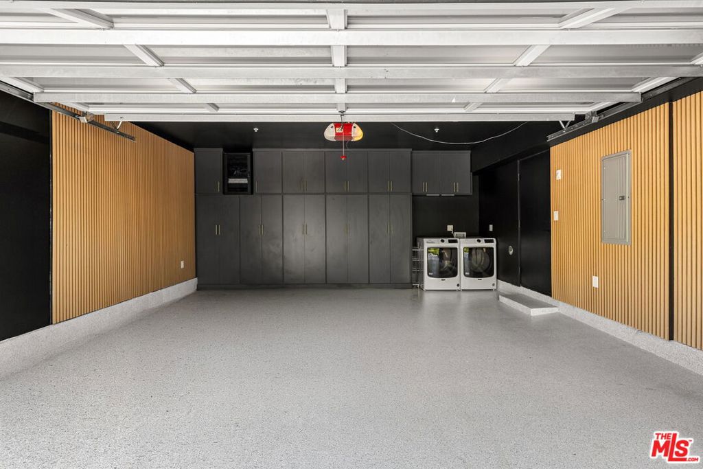 https://media.crmls.org/mediaz/9b212814-de80-4724-8190-ad45e6006f85.jpg?preset=X-Large