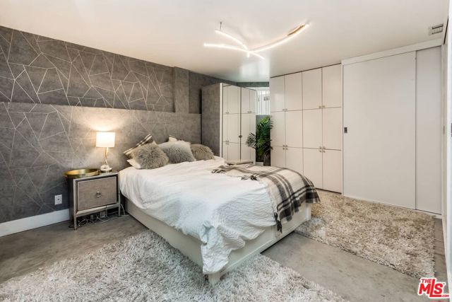 657 Mildred Avenue, Venice CA: https://media.crmls.org/mediaz/9b21c26c-5b99-42f2-a7f3-fbac683696c9.jpg