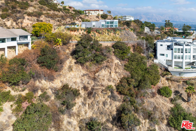 1570 Glen Oaks Boulevard, Pasadena CA: https://media.crmls.org/mediaz/9b22bbea-4bae-44e3-b955-af1376aae888.jpg