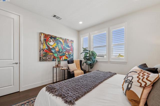 1815 Balsa St, Alameda CA: https://media.crmls.org/mediaz/9b235a54-2ef1-4a1f-b53f-e98b31000eb7.jpg