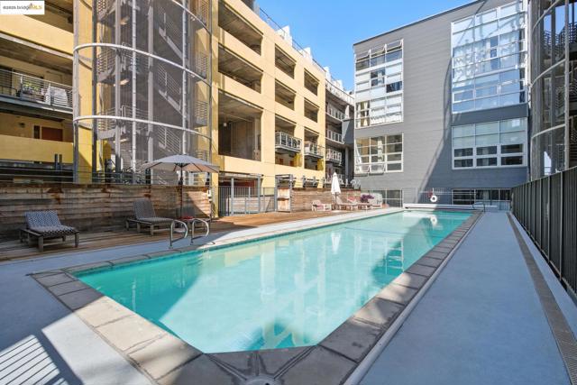 311 Oak St, Oakland CA: https://media.crmls.org/mediaz/9b23894b-1a23-47e3-bc38-17d6830fcc36.jpg