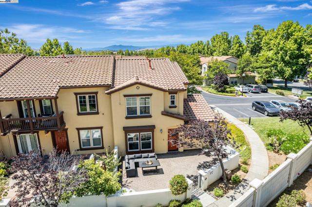 4182 Lautrec Dr, San Jose CA: https://media.crmls.org/mediaz/9b23ba17-ecc8-496d-9583-ec2617601c16.jpg