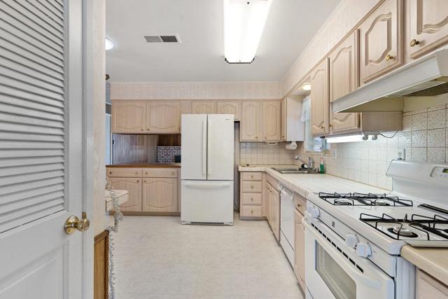 582 E Alvin Drive, Salinas CA: https://media.crmls.org/mediaz/9b23ca67-274d-454a-b865-91c5698fc088.jpg