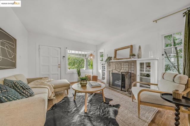 5925 Outlook Ave, Oakland CA: https://media.crmls.org/mediaz/9b2406ad-710e-4250-bcf1-5c7d34fa9428.jpg