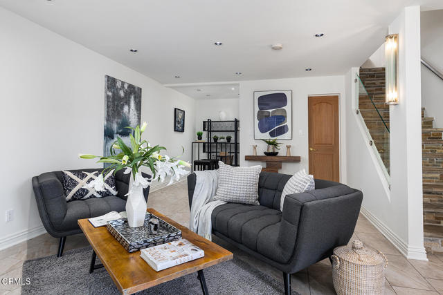 Detail Gallery Image 4 of 52 For 1038 Oban Dr, Los Angeles,  CA 90065 - 4 Beds | 3 Baths