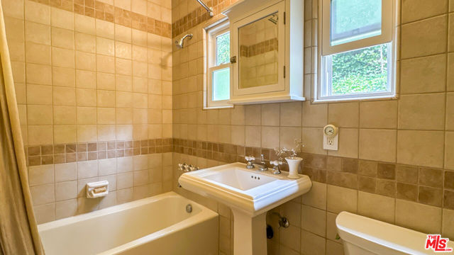 752 Country Club Drive, Burbank CA: https://media.crmls.org/mediaz/9b24e0b5-2ef7-4cad-8587-008aad444061.jpg
