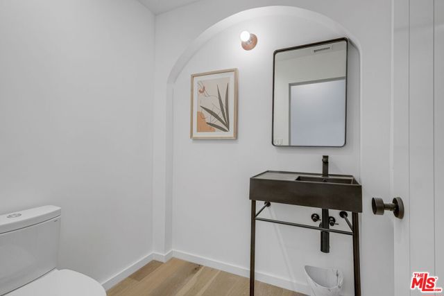 8400 Edwin Drive, Los Angeles CA: https://media.crmls.org/mediaz/9b2559da-d2fc-42f6-8649-50692a3339cb.jpg