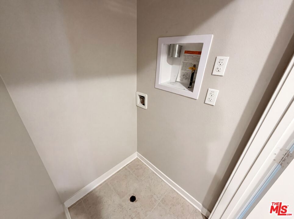 https://media.crmls.org/mediaz/9b2609cd-f4ef-4c29-bde0-98a5563f4f1b.jpg?preset=X-Large
