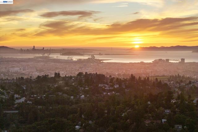 6801 ARMOUR DRIVE, Oakland CA: https://media.crmls.org/mediaz/9b265414-dd40-49c6-8e44-c7e2209fdc99.jpg