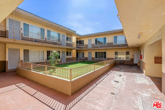 7442 Vineland Avenue, Sun Valley CA: https://media.crmls.org/mediaz/9b26f3e6-6914-42ed-904a-caf86bfd5ff3.jpg