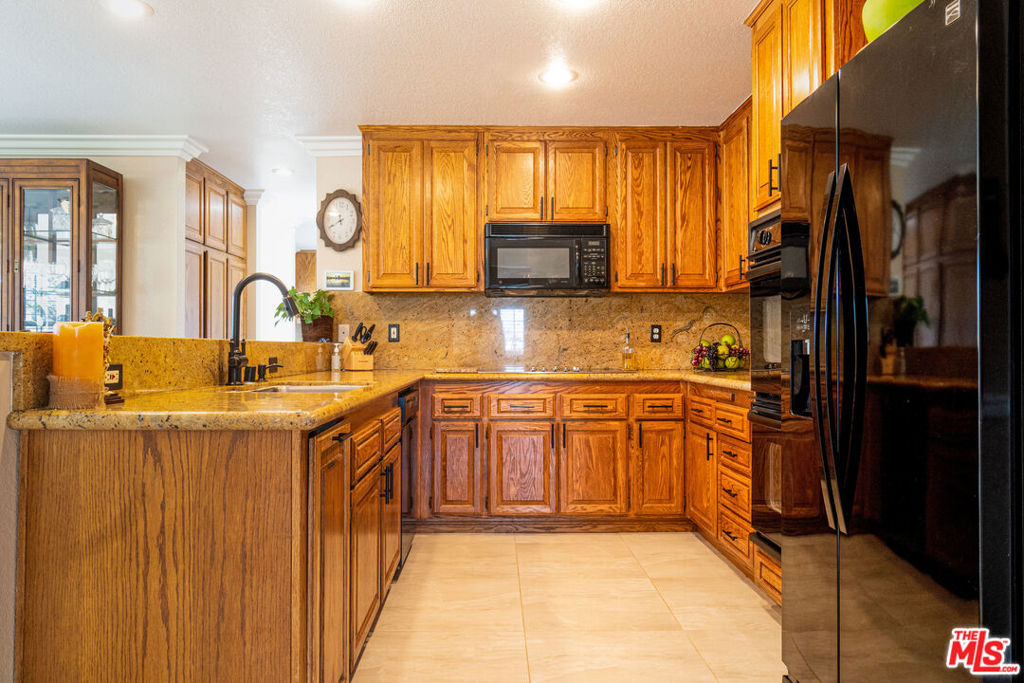 https://media.crmls.org/mediaz/9b26f56a-3e92-4628-9d5e-36aa7df8c1ef.jpg?preset=X-Large