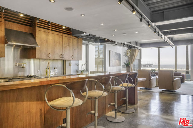 2911 Ocean Front Walk, Venice CA: https://media.crmls.org/mediaz/9b271982-161b-4d68-90e6-36f6f04c305d.jpg