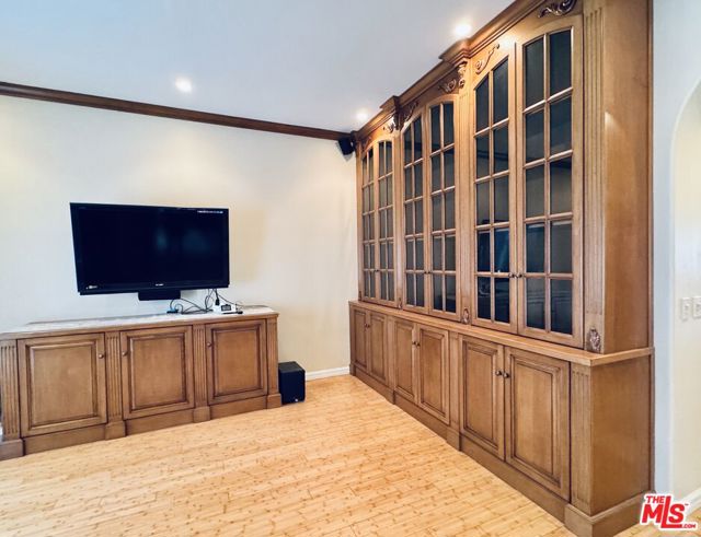 458 S Clark Drive, Beverly Hills CA: https://media.crmls.org/mediaz/9b2731b8-28ab-415b-9a5a-3a6bc505f49b.jpg