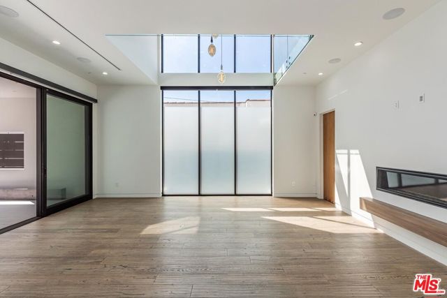 458 S Sycamore Avenue, Los Angeles CA: https://media.crmls.org/mediaz/9b284a94-3f89-4330-9a85-a01aa71bfeef.jpg