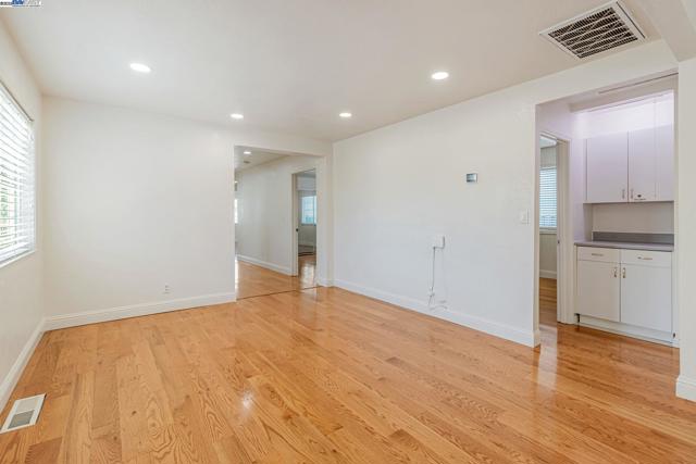 2940 Somerset Ave, Castro Valley CA: https://media.crmls.org/mediaz/9b28a752-cbfb-4e29-b731-fd1edef5233d.jpg