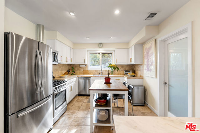 2316 Laurelmont Place, Los Angeles CA: https://media.crmls.org/mediaz/9b297481-320a-4c33-9cfa-10dc961d6353.jpg