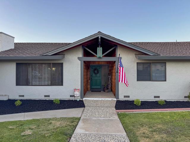215 Rays Circle, Hollister CA: https://media.crmls.org/mediaz/9b29ee0f-af66-433c-aaca-ada4573d5d46.jpg