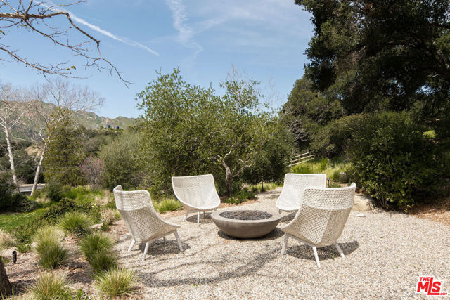 901 Crater Camp Drive, Calabasas CA: https://media.crmls.org/mediaz/9b2b8070-e76e-4b78-a47a-3572514ebf20.jpg