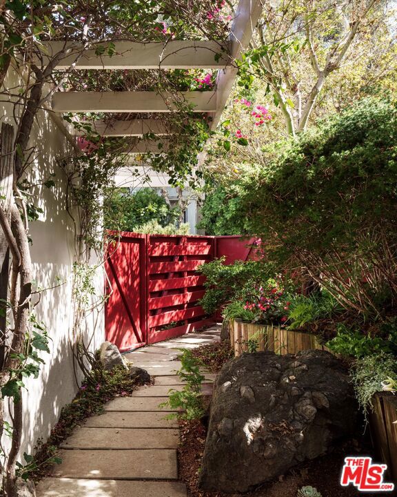 2764 Outpost Drive, Los Angeles CA: https://media.crmls.org/mediaz/9b2c8833-74b6-4752-b333-71e789168b53.jpg