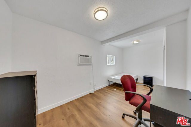 1286 W 39th Place, Los Angeles CA: https://media.crmls.org/mediaz/9b2ce0d5-fa2b-45f7-8bc4-6ed16aee24be.jpg