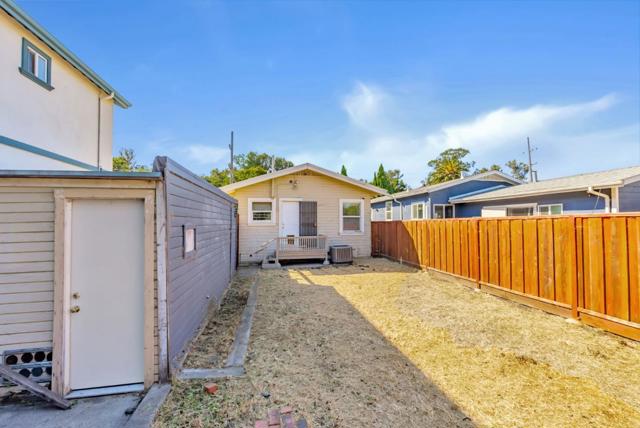 2452 Humboldt Avenue, Oakland CA: https://media.crmls.org/mediaz/9b2ce519-1886-4a93-9ad1-00cf2f03e3dd.jpg