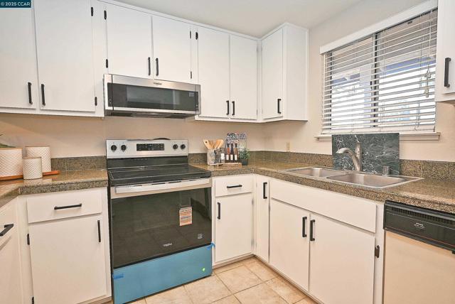 1324 Chateau Cmn, Livermore CA: https://media.crmls.org/mediaz/9b2d90e9-76fd-48a9-9262-b1f9555e4b28.jpg