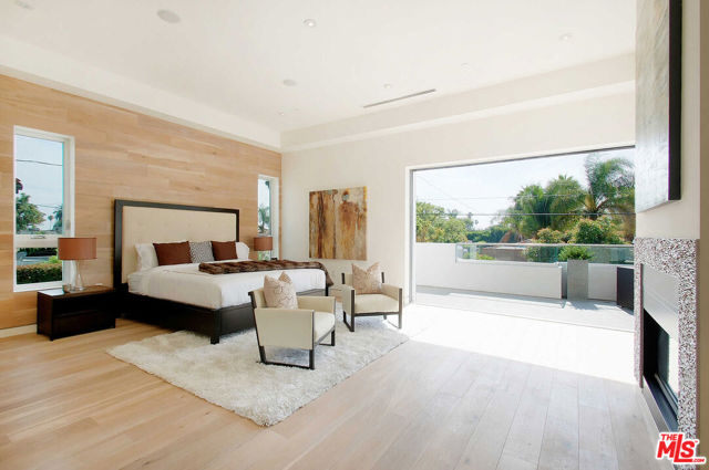 429 N Sweetzer Avenue, Los Angeles CA: https://media.crmls.org/mediaz/9b2dc6a6-73e0-4359-947d-ffd315909fb3.jpg