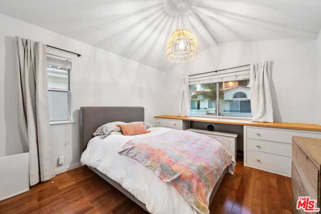 6477 Zuma View Place, Malibu CA: https://media.crmls.org/mediaz/9b2e54e1-5306-4c52-95dd-58f080c3eb79.jpg