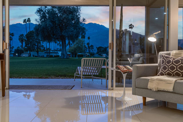 26 Lakeview Circle, Palm Springs CA: https://media.crmls.org/mediaz/9b302e40-65f9-434c-a8e1-17a6e7dc0687.jpg