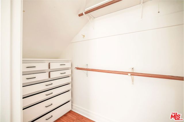 842 S Sycamore Avenue, Los Angeles CA: https://media.crmls.org/mediaz/9b303208-5eb8-4826-81da-236fa9420816.jpg