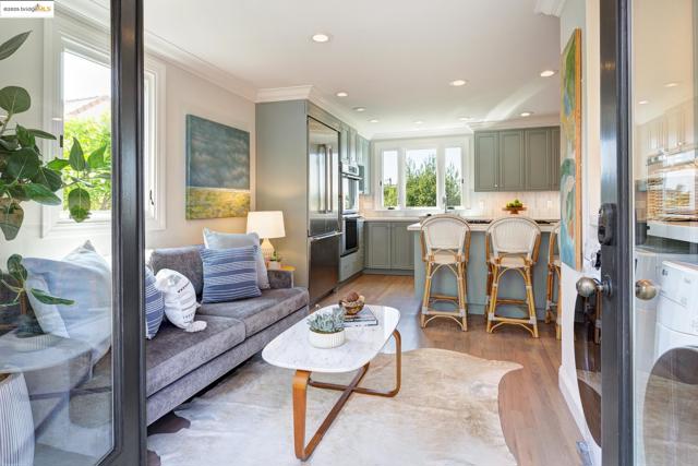 2 Cavendish Ln, Piedmont CA: https://media.crmls.org/mediaz/9b309c8d-06db-4e84-a75e-c03d58990934.jpg
