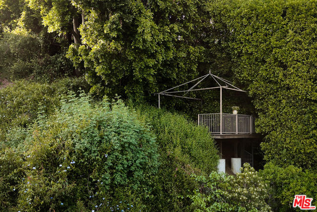 1117 N Beverly Drive, Beverly Hills CA: https://media.crmls.org/mediaz/9b310e52-ab8f-49a2-88c9-0cb14faf650e.jpg