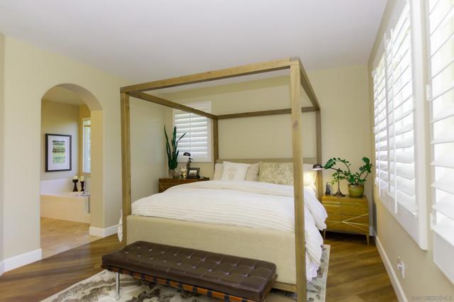 2537 Carriagedale Row, La Jolla CA: https://media.crmls.org/mediaz/9b31f829-afca-4449-9213-7186ef1a38b4.jpg