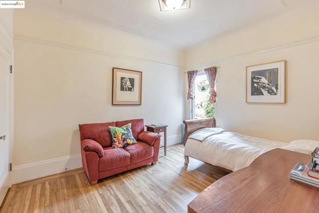 2033 Clement St, San Francisco CA: https://media.crmls.org/mediaz/9b322e12-5efc-4f8d-968a-ab6b8aa08fd3.jpg