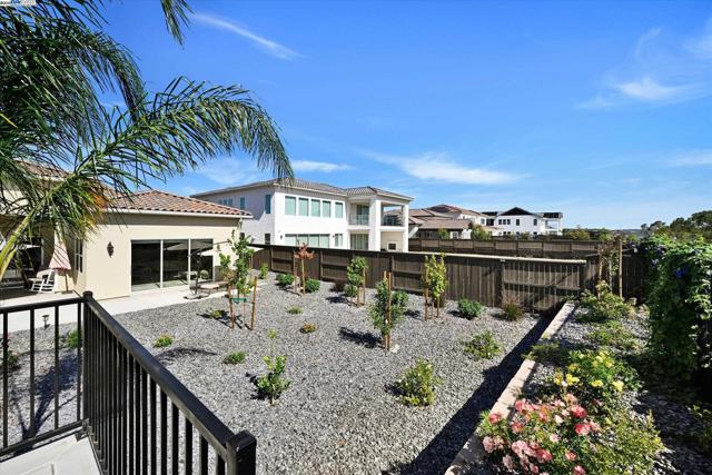 4072 Whitney Vista Ln, Rocklin CA: https://media.crmls.org/mediaz/9b326cf4-8b07-401d-a53e-968b8d4ecf21.jpg