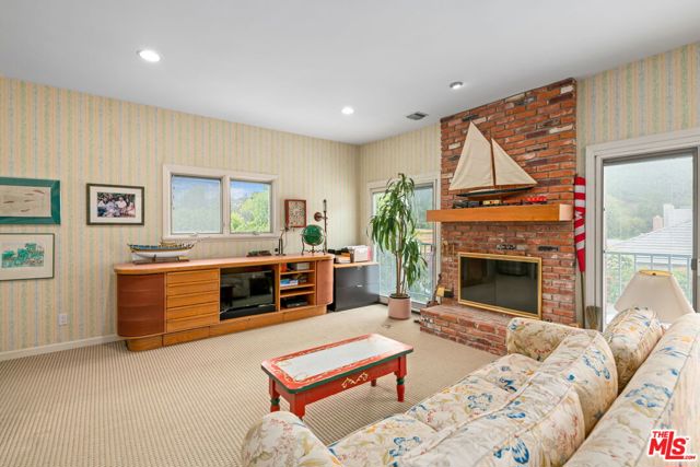 17152 Avenida De Santa Ynez, Pacific Palisades CA: https://media.crmls.org/mediaz/9b3275db-54f4-4aad-be7b-32d47a6a9b2d.jpg