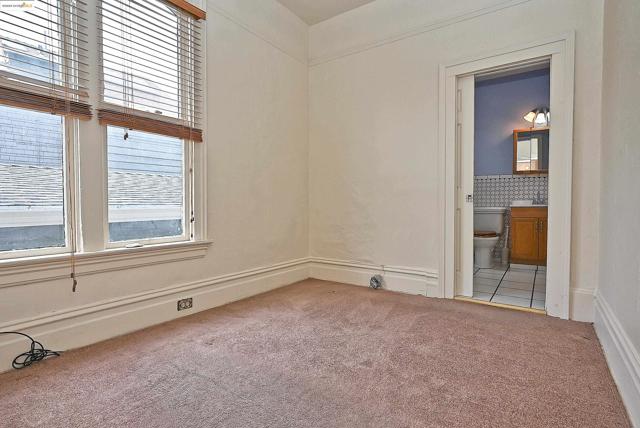 672 33Rd St, Oakland CA: https://media.crmls.org/mediaz/9b327f64-ca26-4b68-a65f-d53c87818418.jpg