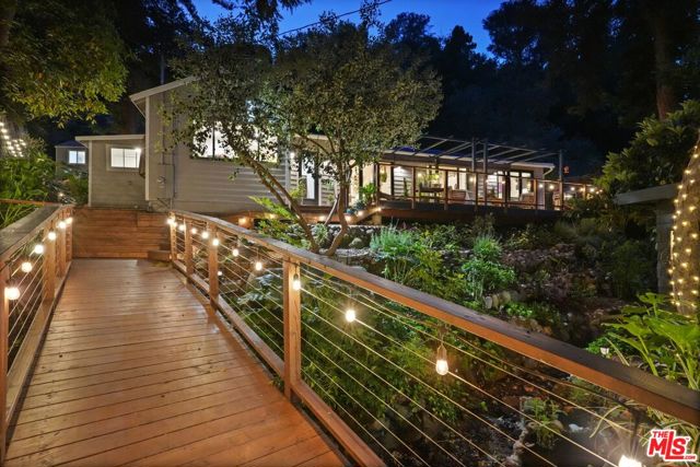 19817 Montau Drive, Topanga CA: https://media.crmls.org/mediaz/9b3283cb-6ce7-4f4c-86ec-776306ca7c5b.jpg