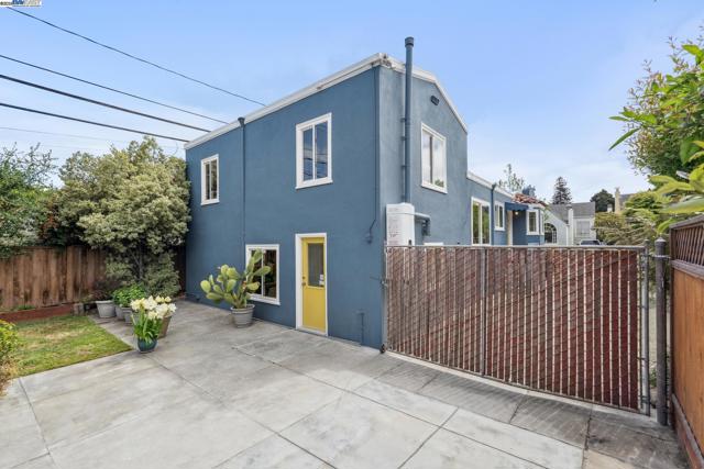 1827 Moreland Dr, Alameda CA: https://media.crmls.org/mediaz/9b3427df-a4bf-4c41-b2b5-b89478ccfbaa.jpg